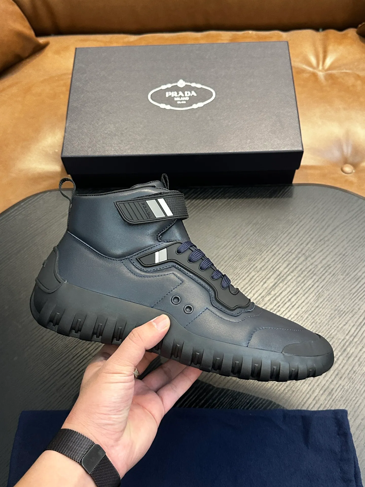 [ PRADA ] Top P: 880💰 ▪️Size: 39-44 (customized at 38.45) Prad*Prada (Mauri order can be made) new men's nylon fabric sneakers This casual sneaker combines elegant and innovative design. It is made of nylon stretch fabric and has a slip-on design. The upper strap is equipped with an adjustable metal buckle, and the letters "PRADA" are eye-catching on the side of the shoe. Comes with full original packaging!